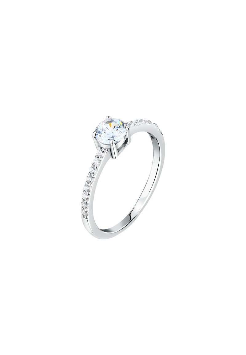 Anello di fidanzamento in argento con una pietra centrale tonda e molteplici piccole pietre accentuate lungo la fascia, che presenta una finitura lucida.