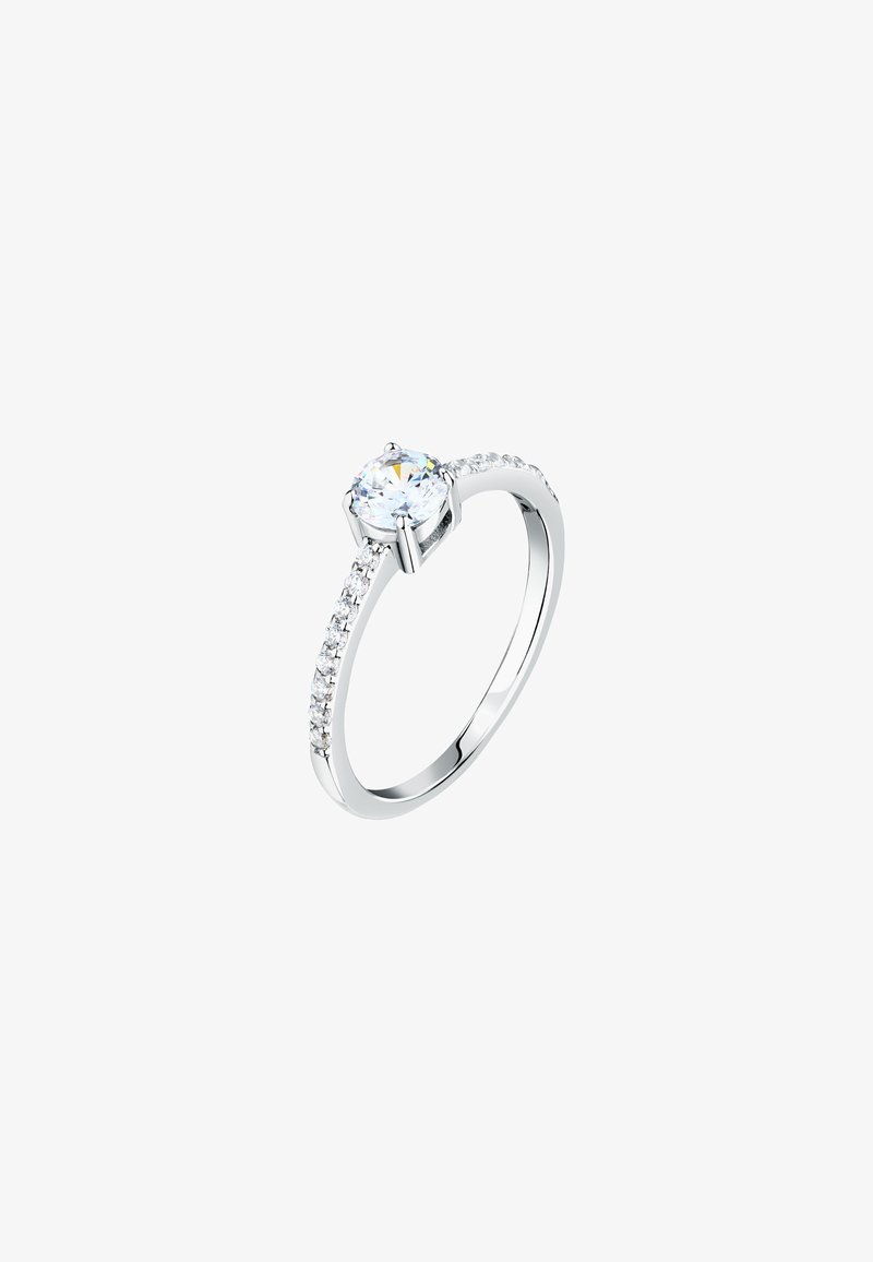 Anello di fidanzamento in argento con una pietra centrale tonda e molteplici piccole pietre accentuate lungo la fascia, che presenta una finitura lucida.