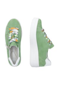 Grüne Wildleder-Sneaker mit einer dicken weißen Sohle, versehen mit mehrfarbigen, gemusterten Schnürsenkeln und einem seitlichen Reißverschlussdetail.