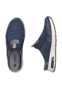 Baskets bleu marine avec un dessus en maille texturée et des accents en cuir lisse. Dotées d'une semelle rembourrée et d'une chambre à air transparente distinctive.