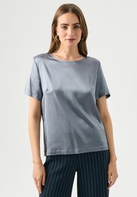 T-shirt azzurro a maniche corte realizzato in tessuto liscio. Collo rotondo, taglio dritto e senza chiusure o motivi visibili.