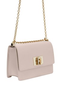 Borsa a mano in pelle rosa chiaro con forma strutturata, tracolla a catena dorata e chiusura a scatto dorata sulla parte frontale. Dettaglio della superficie testurizzata.