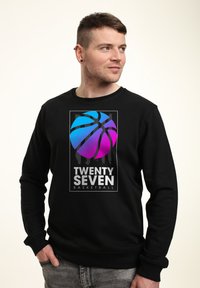 Felpa nera con grafica di basket in blu e rosa, con la scritta "TWENTY SEVEN BASKETBALL" sotto, maniche e orlo a coste.