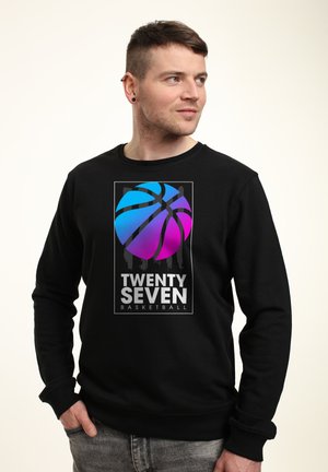 Sweatshirt noir avec un graphisme de basketball en bleu et rose, portant le texte "TWENTY SEVEN BASKETBALL" en dessous, avec des poignets et un ourlet côtelés.