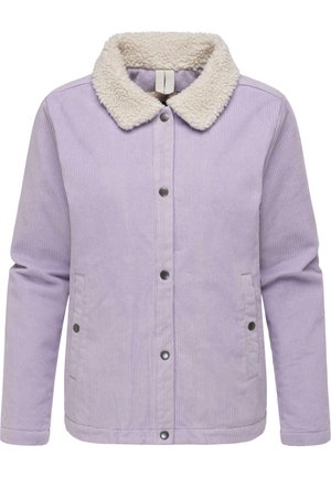 Veste en velours côtelé violet avec un col en fausse fourrure, boutons-pression et poches latérales ; présente un tissu texturé et un motif en relief.