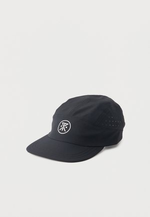 Μαύρο ελαφρύ καπέλο με κυρτό γείσο, οπές αερισμού στα πλευρά και λευκό κυκλικό λογότυπο στο μπροστινό πάνελ.