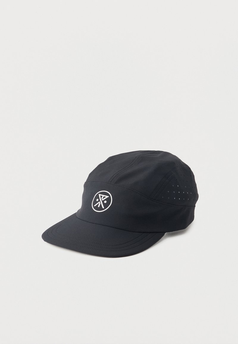 Μαύρο ελαφρύ καπέλο με κυρτό γείσο, οπές αερισμού στα πλευρά και λευκό κυκλικό λογότυπο στο μπροστινό πάνελ.