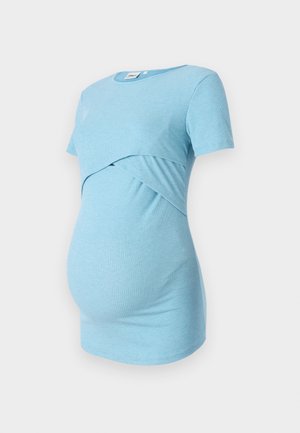 Top maternitate de culoare albastru deschis, cu dungi, cu mâneci scurte și un design încrucișat la talie, conceput pentru confort și elasticitate.