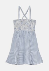 Mėlyna ir balta dryžuota vasarinė suknelė su raukšlėta kūno dalimi, plonomis reguliuojamomis petnešėlėmis ir išsiplėtusiu hemu. Pagaminta iš lengvos medžiagos su susiraukšlėjimo dizainu.