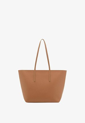Bruine leren tote bag met een gladde textuur, voorzien van twee verlengde handvatten en een open bovenkant. Minimalistisch ontwerp zonder zichtbare hardware.