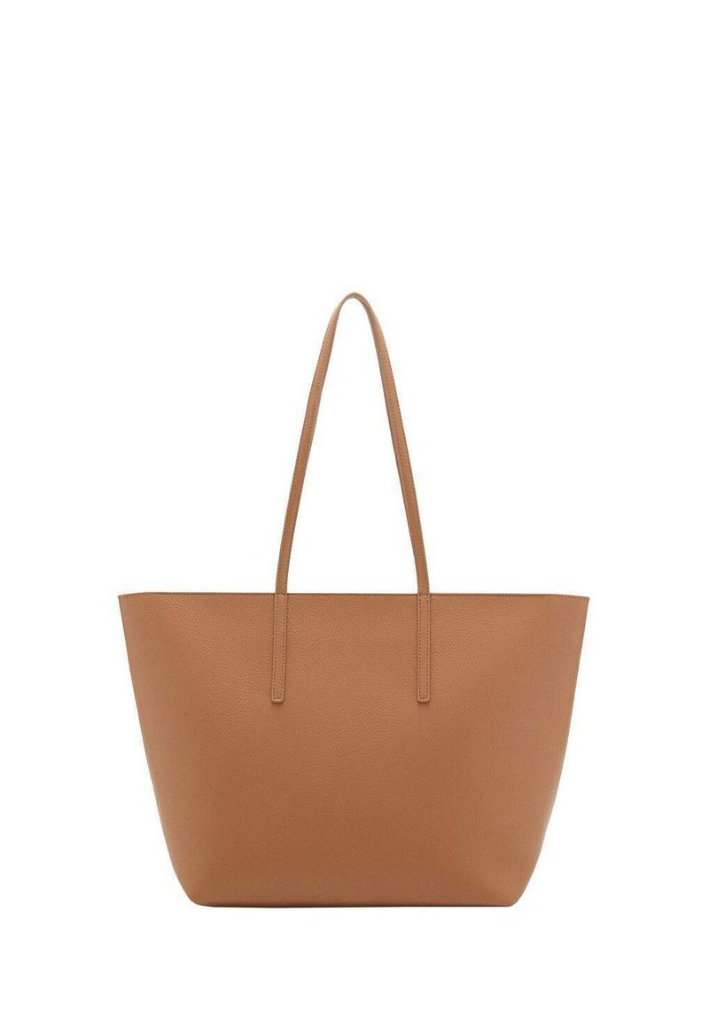 Bruine leren tote bag met een gladde textuur, voorzien van twee verlengde handvatten en een open bovenkant. Minimalistisch ontwerp zonder zichtbare hardware.