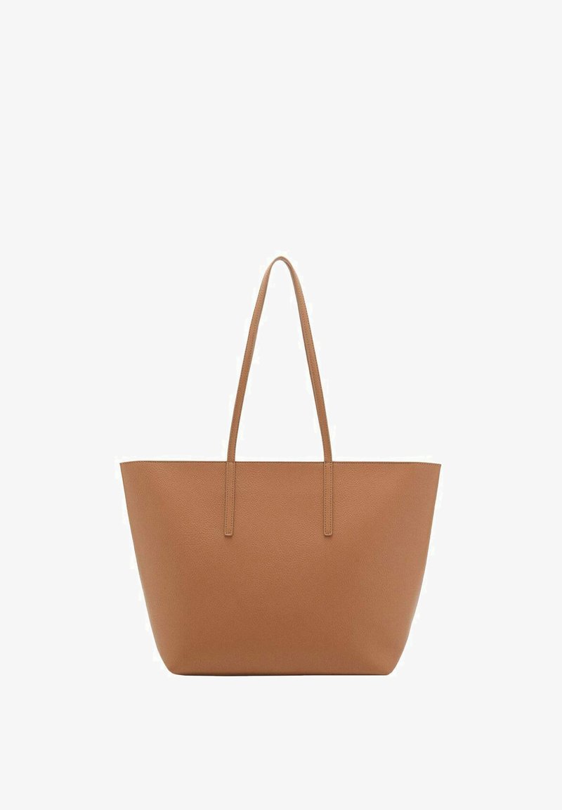 Bruine leren tote bag met een gladde textuur, voorzien van twee verlengde handvatten en een open bovenkant. Minimalistisch ontwerp zonder zichtbare hardware.