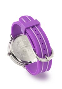 Bracelet de montre en silicone violet avec des rayures blanches, dos en acier inoxydable. Boîtier rond, finition polie et boucle ajustable. Résistant à l'eau.