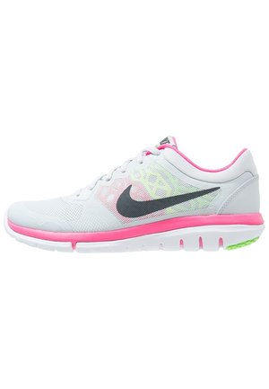 Biały i różowy but do biegania Nike z czarnym logo Swoosh i zielonymi akcentami, zaprojektowany do lekkich osiągów sportowych.