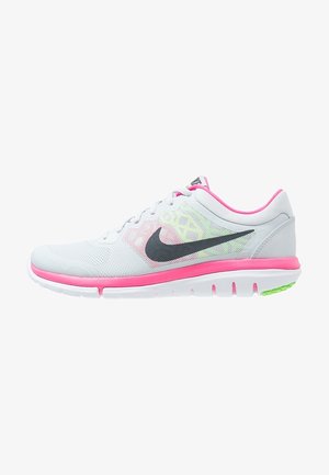 Zapatilla de running Nike blanca y rosa con logo Swoosh negro y detalles verdes, diseñada para un rendimiento atlético ligero.