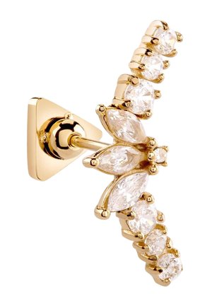 Goldene Steckohrringe mit einer gebogenen Reihe aus runden und marquise-förmigen klaren Edelsteinen, die in Krappenfassungen auf einem weißen Hintergrund gesetzt sind.