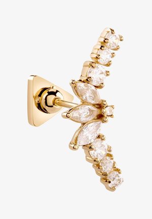 Orecchino a borchia in oro con una fila curva di gemme trasparenti tonde e a margherita incastonate in griffe su sfondo bianco.