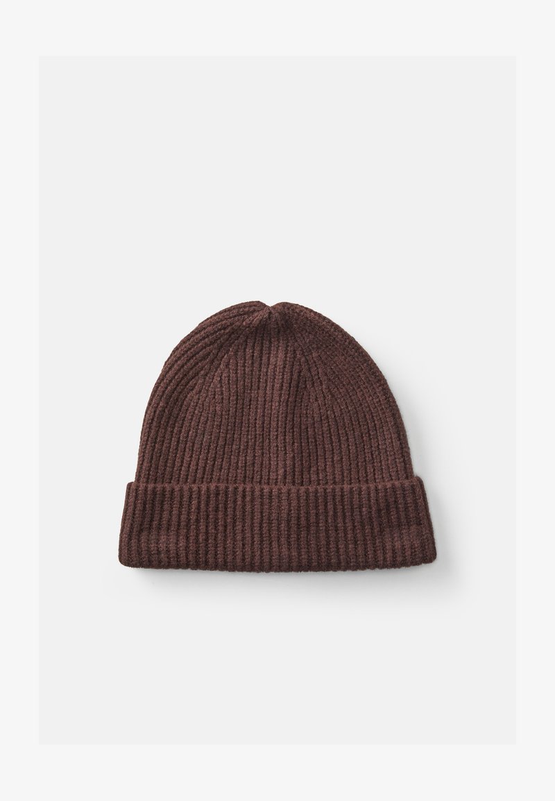 Gorro de punto marrón con un diseño acanalado y un dobladillo enrollado. Hecho de una tela texturizada, ofrece calidez y versatilidad.