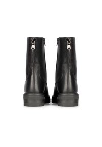 Botas de cuero negras hasta el tobillo con acabado texturizado, que cuentan con una cremallera plateada en la parte posterior y un tacón grueso de goma negra.