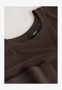 Sélectionné, chocolate brown