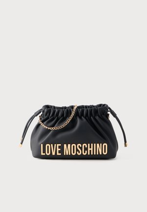 Črna usnjena ročna torbica z naborki, z zlatim verižnim trakom in napisom "LOVE MOSCHINO" v zlati barvi na sprednji strani.