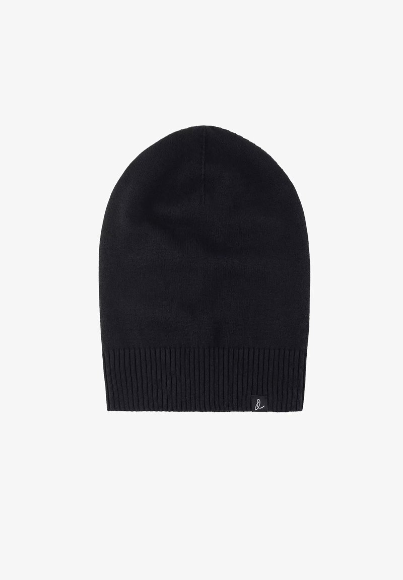 Černá pletená čepice s žebrovaným lemem a malou logemovou nášivkou. Materiál se zdá být měkký a elastický, vhodný do chladného počasí.