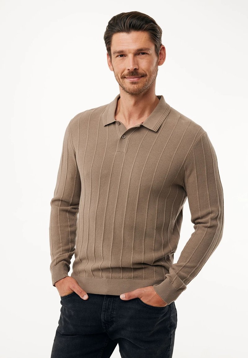 Béžový žebrovaný dlouhý rukáv polo svetr s límcem a zapínáním na dva knoflíky, který má přiléhavý střih a texturovanou tkaninu.
