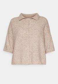 Pull beige à manches courtes avec un col à revers et six boutons sur le devant. Texture douce avec un motif en maille fine subtil.