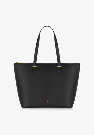 Bolso tote de cuero negro con textura, dos asas para el hombro, cremallera dorada y pequeño logo dorado en el frente, de pie sobre fondo blanco.