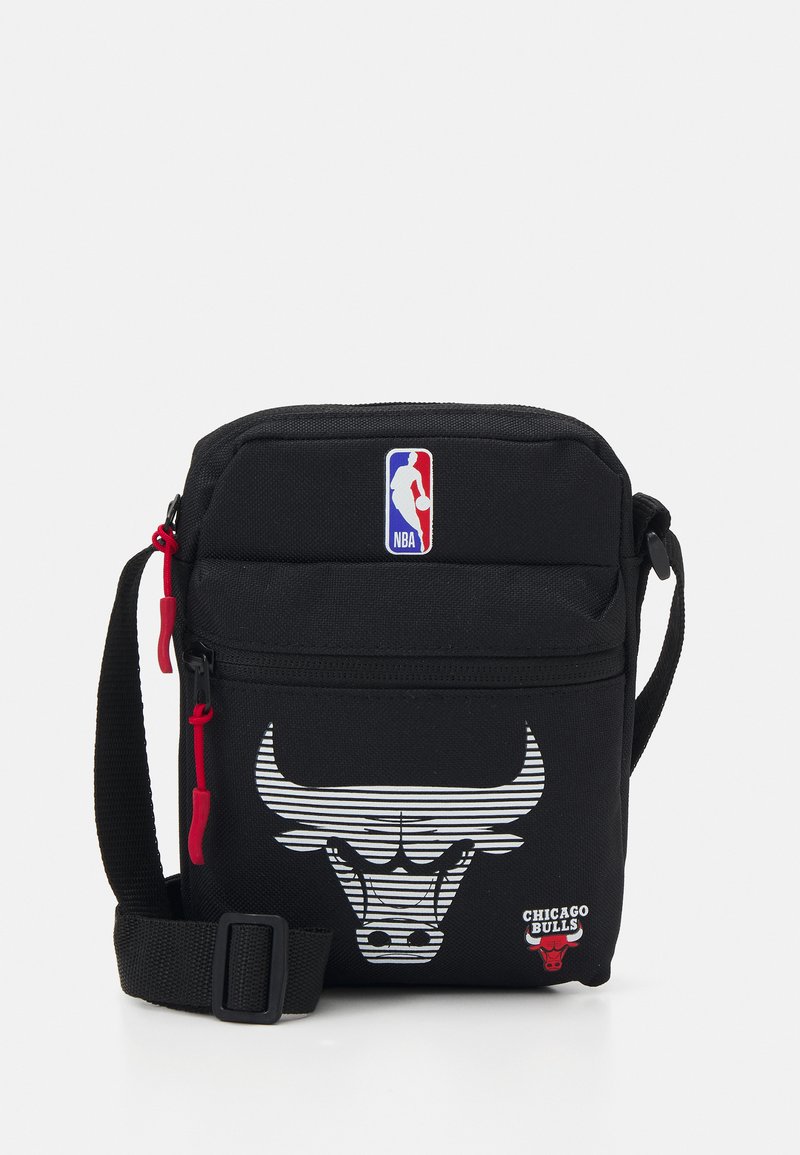 Melnas auduma plecu soma ar NBA logo, kas ir aprīkota ar horizontāli svītrotu bullu grafiku un sarkaniem akcentiem. Iekļauts regulējams siksna.