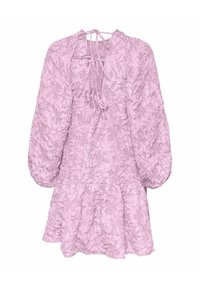 Robe texturée lilas avec manches longues bouffantes, jupe à étages et fermetures à nouer au profond décolleté en V et à l'arrière du cou.