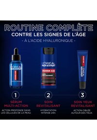 Trois produits de soin de la peau dans un emballage bleu : un sérum avec pipette, un flacon pompe et un tube. Tous étiquetés "L'Oréal Men Expert Power Age."