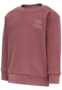 Sweatshirt rose texturé avec un design en maille gaufrée, col rond, poignets côtelés et un logo brodé sur la poitrine.