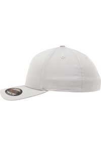 Grå baseballcaps med en strukturert krone, buet skjerm og glatt stoff. Har ventilasjonsøyne og en flat bakpanel.