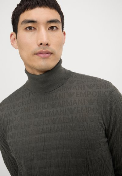 Maglione a collo alto verde scuro con motivo testurizzato che presenta i loghi ripetuti "Armani" ed "Emporio", vestibilità slim e collo a coste.