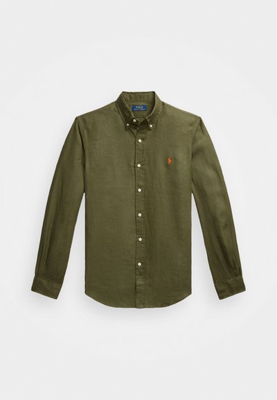 Ελαιόχρωμο πουκάμισο με κουμπιά, φτιαγμένο από λινό, με κλασικό γιακά, μακριά μανίκια και μικρό κεντημένο λογότυπο στο στήθος.