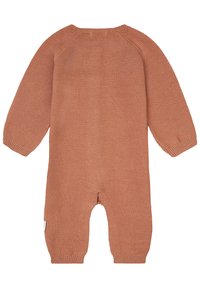 Strickoverall aus Terrakotta mit langen Ärmeln, gerippten Bündchen und einer strukturierten Oberfläche. Mit einem kleinen Seitenetikett.