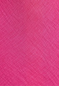 Textil in leuchtendem Pink mit einem strukturierten Muster, das diagonale Linien und subtile Variationen aufweist und ein gewebtes Erscheinungsbild erzeugt.