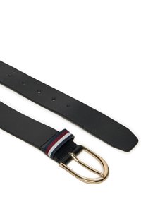 Cintura in pelle nera con fibbia dorata, dotata di un accento in tessuto a righe rosso, bianco e blu vicino alla fibbia. Design piatto, con più fori per la regolazione della misura.