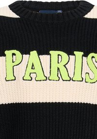 Sweter wełniany w czarne, kremowe i zielone paski. Posiada wyraziste napisy "PARIS" w intensywnej zieleni. Ribbowany dekolt i teksturowana tkanina.