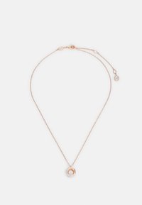 Collier en or rose avec une chaîne fine, arborant un pendentif rond serti de cristaux ronds et d'un petit charme d'accent.