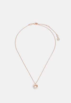 Vaaleanpunakullan värinen kaulaketju ohuella ketjulla, jossa on pyöreä riipus, jossa on pyöreitä kristalleja ja pieni lisäkoru.