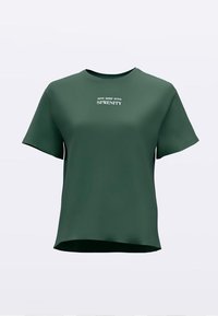 Zelena majica s kratkimi rokavi iz gladkega blaga, z okroglim izrezom in belim napisom "POTOPITE SE GLOBOKO V SREČO".