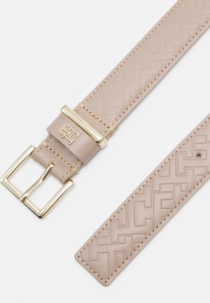 Beżowy skórzany pasek z wypukłym geometrycznym wzorem, złotą kwadratową klamrą oraz małym metalowym logo na pętli paska.