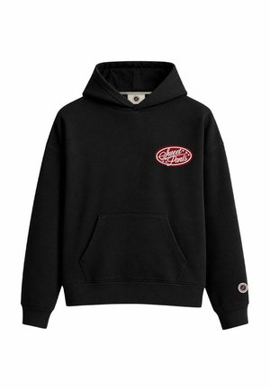 Sudadera negra con capucha, bolsillo delantero y logo ovalado rojo con la inscripción "Sweet Pants" en el pecho izquierdo, pequeña parche redondo en el puño de la manga.