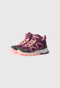 Lila und pinke Wanderschuhe mit einer strukturierten Oberseite, sicherem Riemen, Mesh-Details und robusten Sohlen, die für besseren Halt ausgelegt sind.