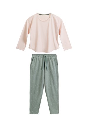 Miękki różowy top z długim rękawem w połączeniu z szałwiowozielonymi spodniami na troczki, zdobionymi małym, białym kwiatowym wzorem na białym tle.