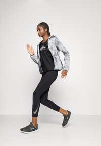 Nike Performance TRAIL TANK - Débardeur - black/photon dust