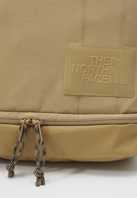 The North Face NEVER STOP UTILITY PACK UNISEX - Hátizsák - kelp tan/tnf black