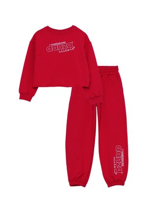 Felpa corta rossa e pantaloni abbinati, entrambi in un tessuto morbido. Presenta testo stampato bianco, polsini elasticizzati e una vita regolabile.